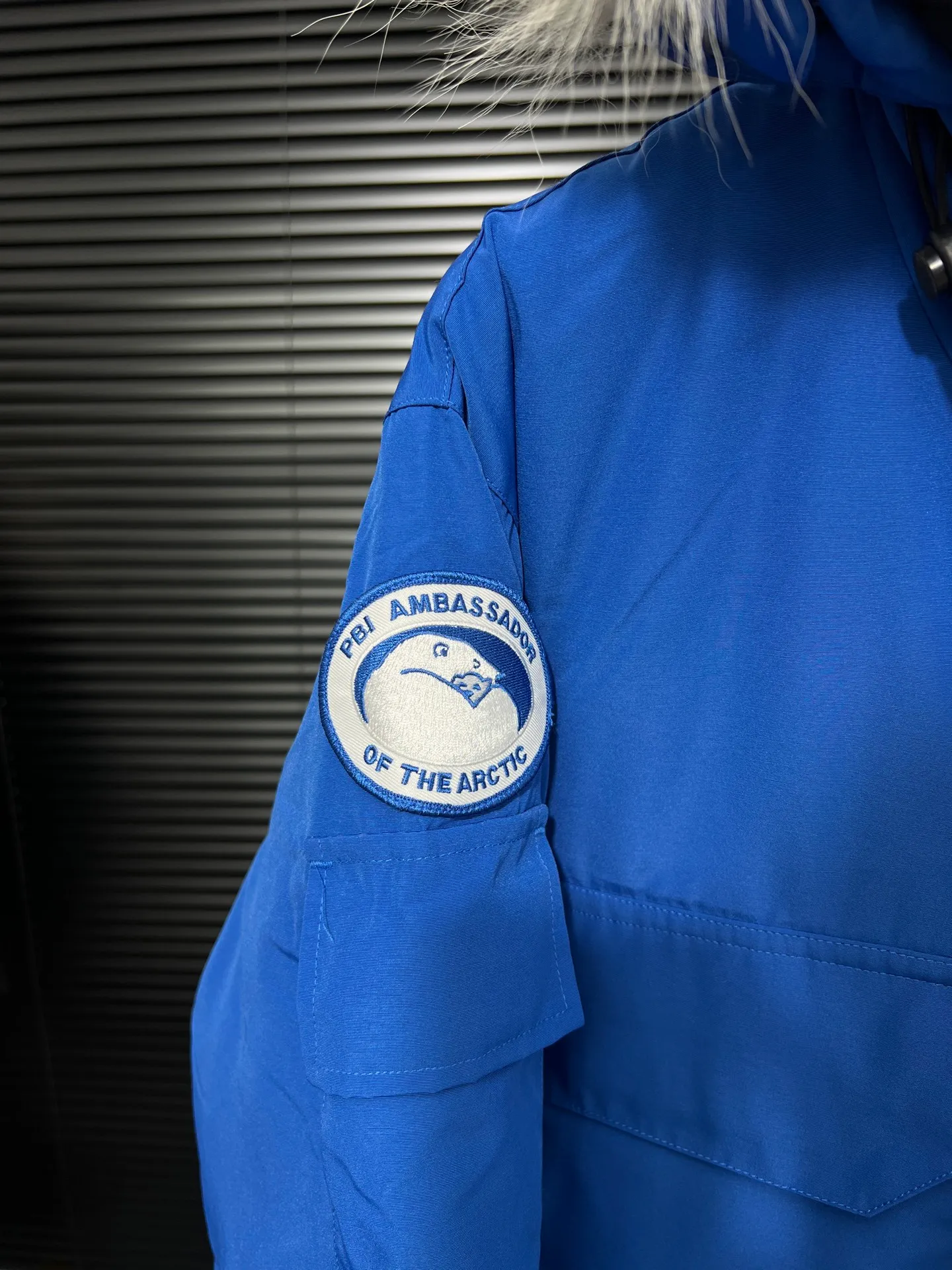 P780 🆕 Top original version, supports chip sensor with handbag 𝗖𝗮𝗻𝗮𝗱𝗮 𝗚𝗼𝘀𝗲 / 🇨🇦 Canada Goose 08 Down Jacket ⚠️ Partners who have been cooperating with us in the past few years know that no matter what is produced outside, our pure genuine trading company ships ❗️ After the test of time, we have received rave reviews. You can compare the market products with us. If you are not satisfied, you can return it at will. You are also welcome to come to ZG to see it and then come to my home to buy‼  1⃣️ The filling is 80% white duck down, with a weight of 500g. Regarding the down content, you can feel it with your hands. Good down has no embarrassment and can be called a walking duvet! 2⃣️ The fabric is made of Feather-Light 10D waterproof coating fabric, which is made of 84.5 polyester fiber and 15.5 cotton. The surface is treated with a special Teflon protective coating produced by DuPont to prevent wind and splash water, and makes the clothing anti-pollution and long-lasting new features! 3⃣️ One-piece seamless cuffs, 13cm official length, all seals are stamped, and all the inner liner is hemmed. The overcoat means sewing all the inner liner once. On the one hand, it is to prevent the velvet from running off, and on the other hand, it can keep the stiffness of the clothes! 4⃣️ Original Yoshida Kogyo Kabushikigaisha zipper, top-grade zinc alloy electroplated zipper with the highest specifications, using precise Japanese craftsmanship, raw materials and management methods. Each zipper can withstand 100,000+ openings and closings 5⃣️ The detachable fur collar is made of top-grade imported wolf fur, which is not comparable to the loose and soft raccoon fur and fake fur on the market. It is a natural Siberian coyote fur collar. The delicate and strong feel is the sense of life that comes from the erosion of wind and frost in nature. 6⃣️ Main logo double-thread 9-needle locking stranded embroidery, electronic digital automatic embroidery, maple leaves with sharp edges. Size: XS-XXL Color: black, off-white, graphite gray, sapphire blue Dark Blue Pink Azure Graphite Gray Black Label Shoulder Width Chest Sleeve Length Clothes Length Recommended Weight kg 67 87 80-90 2XL 58 136 69 89 90-105
